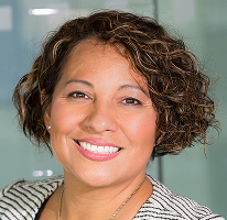 Claire Ashford, responsable de la conformité dans une entreprise de réglementation financière, portrait.